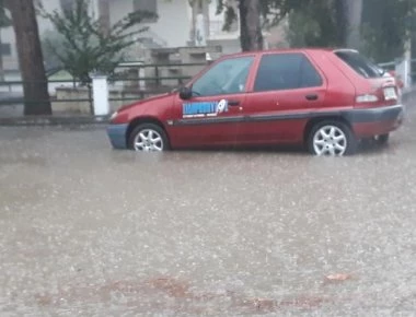 Πλημμυρισμένοι δρόμοι σε όλη την Ημαθία από την ισχυρή βροχόπτωση - Δεκάδες κλήσεις δέχεται η Πυροσβεστική (φώτο)